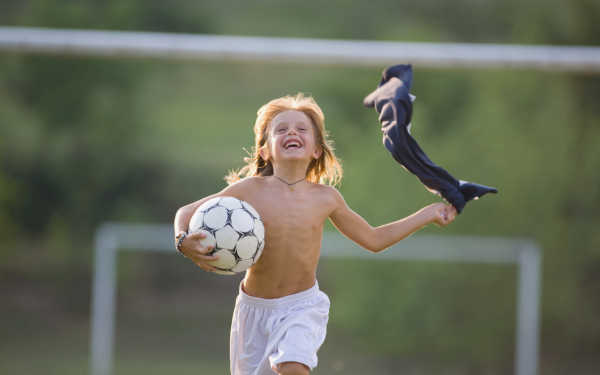 tre tu tin khi choi bong da