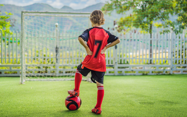 trang phuc phu hop dong hanh cung tre toa sang